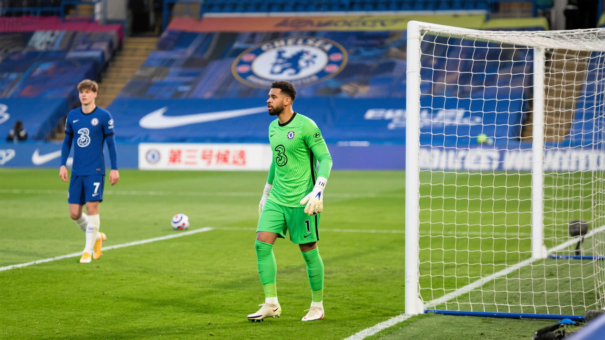 切尔西今夏引援门将概率低,内部或调整门将配置 根据媒体报道分析,切尔西很可能采取“两步走”的方式
